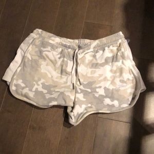 Lazypants camo shorts size Small